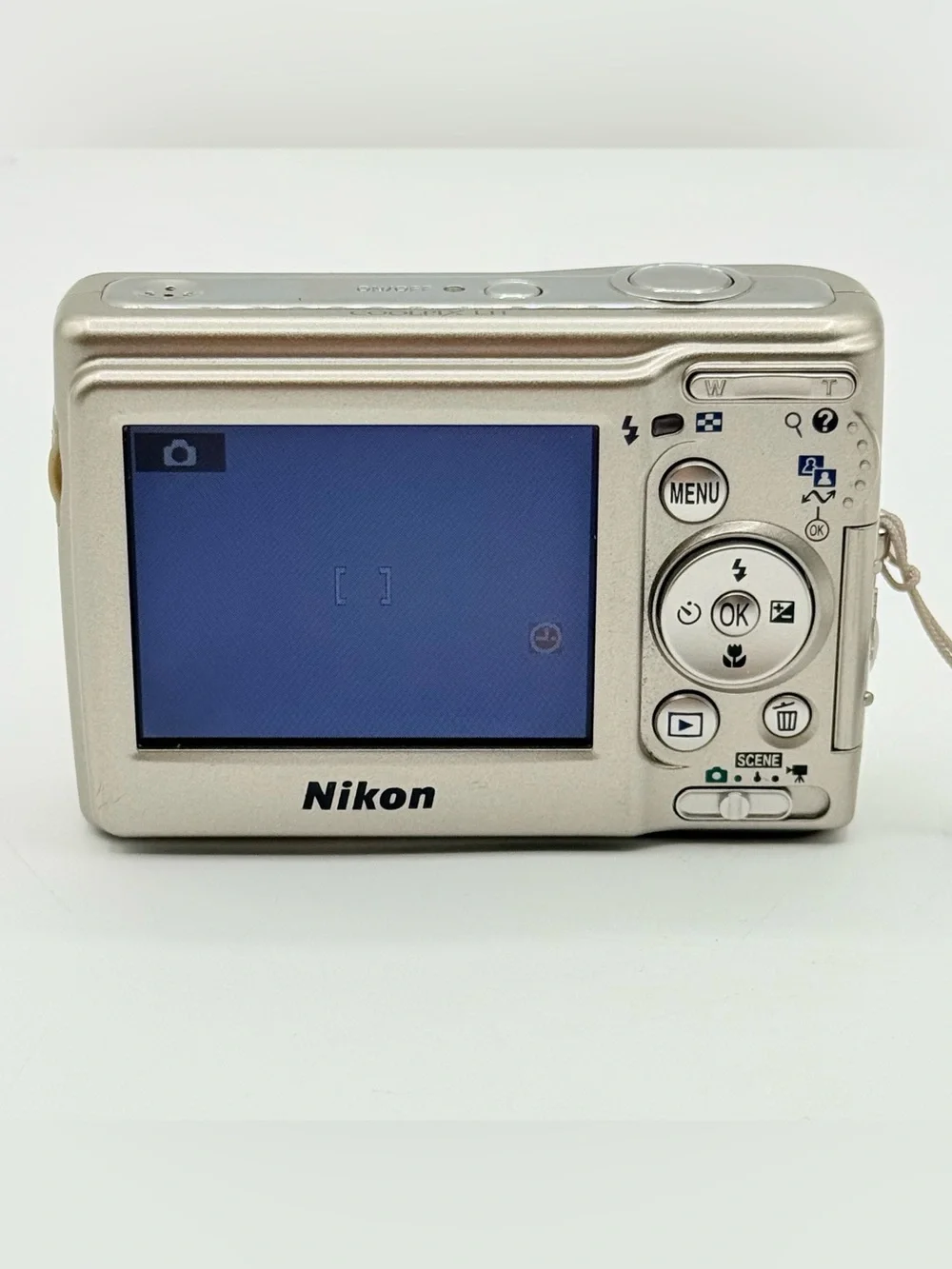 Nikon Coolpix L11 6MP Silver Digital Camera Bundle 2GB SD Card,Bag. Tested.READ